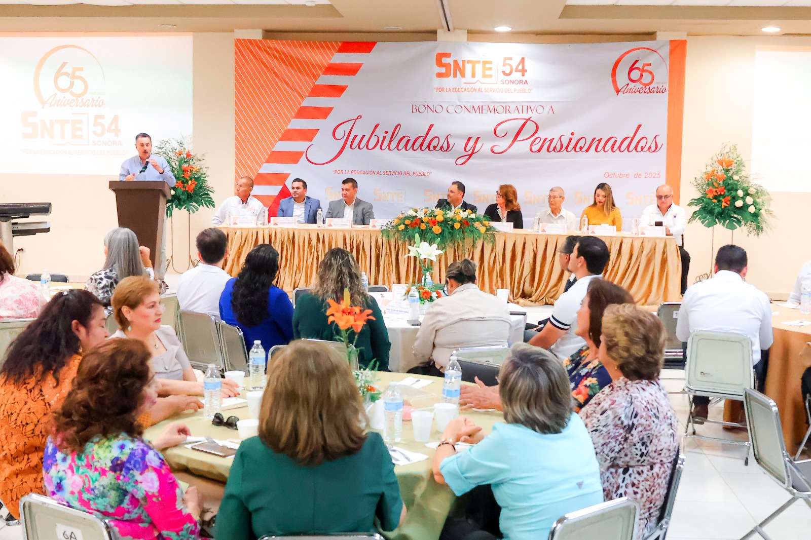 PRESIDE JAVIER LAMARQUE CEREMONIA DE ENTREGA DE BONO CONMEMORATIVO A JUBILADOS Y PENSIONADOS DE LA SECCIÓN 54 DEL SNTE