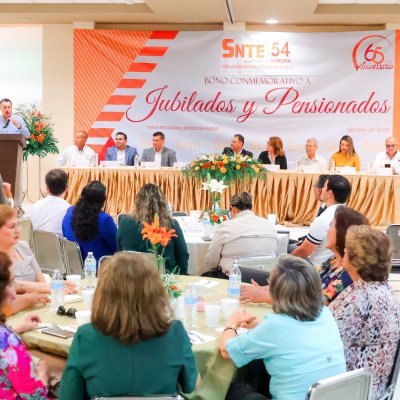 PRESIDE JAVIER LAMARQUE CEREMONIA DE ENTREGA DE BONO CONMEMORATIVO A JUBILADOS Y PENSIONADOS DE LA SECCIÓN 54 DEL SNTE